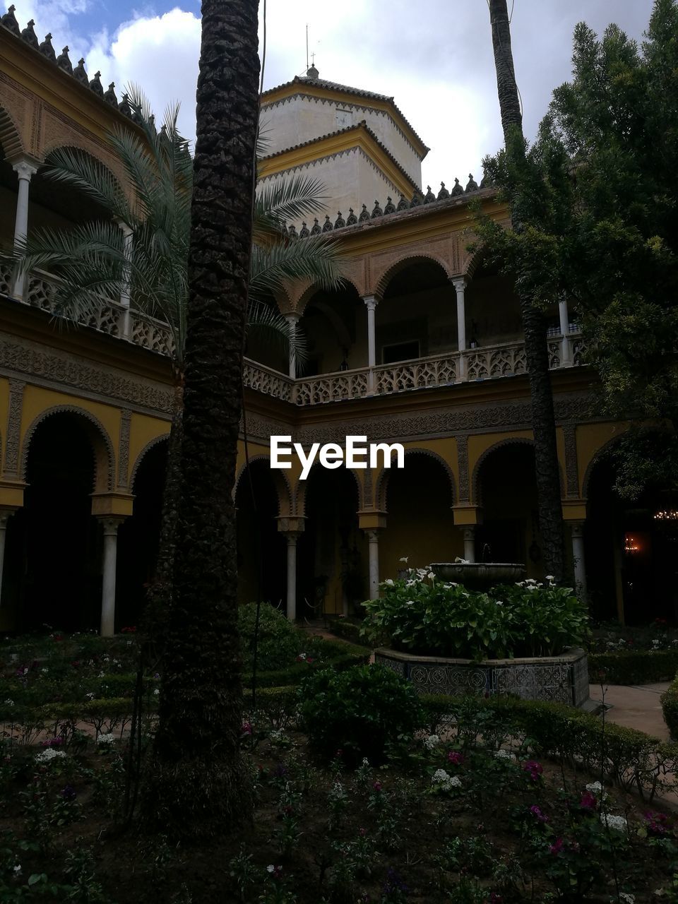 LOW ANGLE VIEW OF HISTORICAL BUILDING