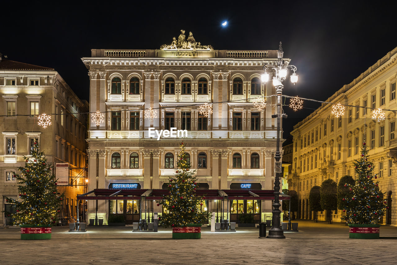 Piazza unità d'italia at night. atmospheric lights in trieste. italy