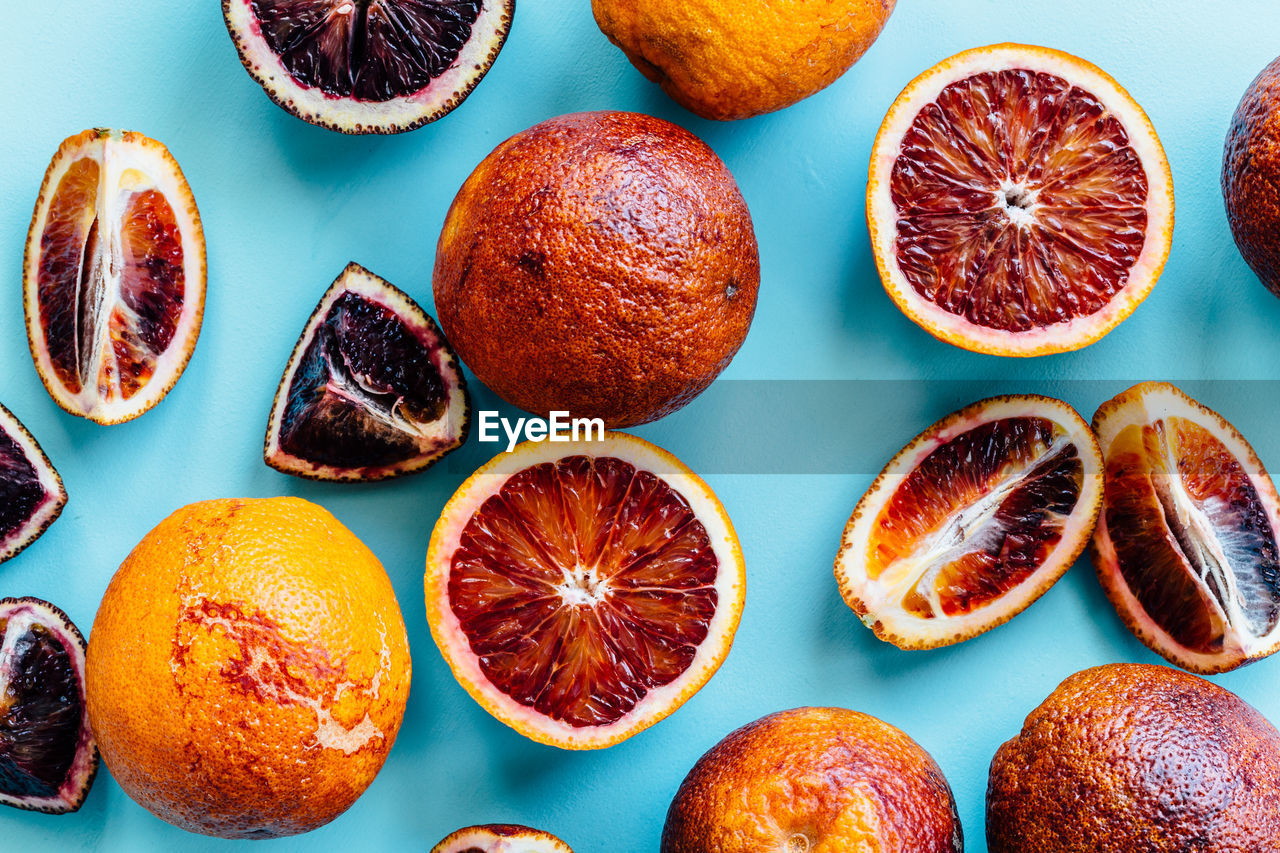 HIGH ANGLE VIEW OF ORANGE FRUITS ON TABLE AT HOME