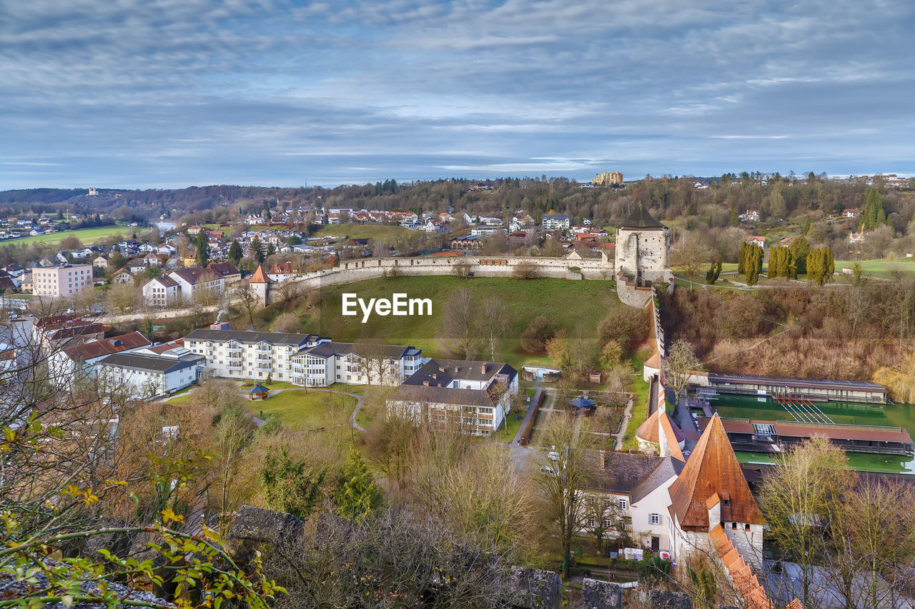 HIGH ANGLE SHOT OF TOWNSCAPE AGAINST SKY