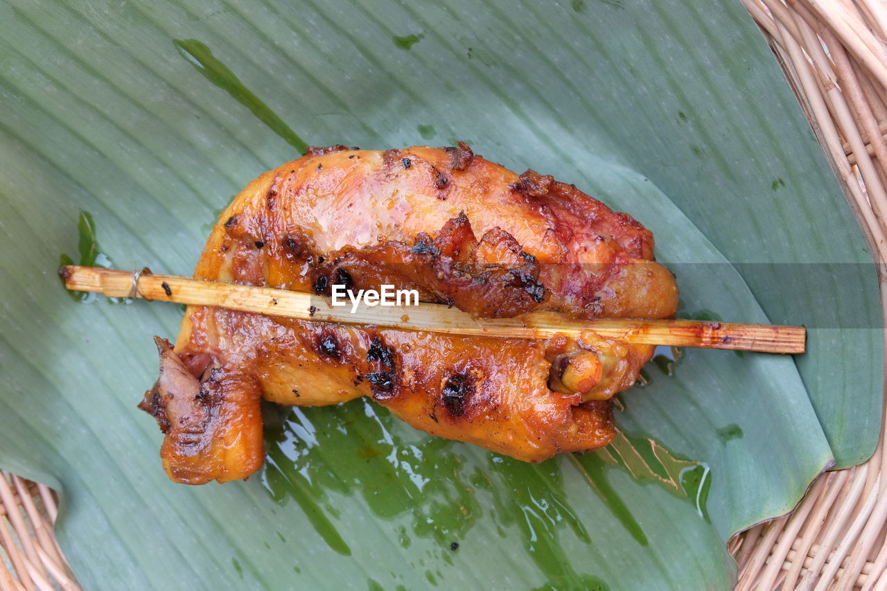 HIGH ANGLE VIEW OF MEAT ON GRILL