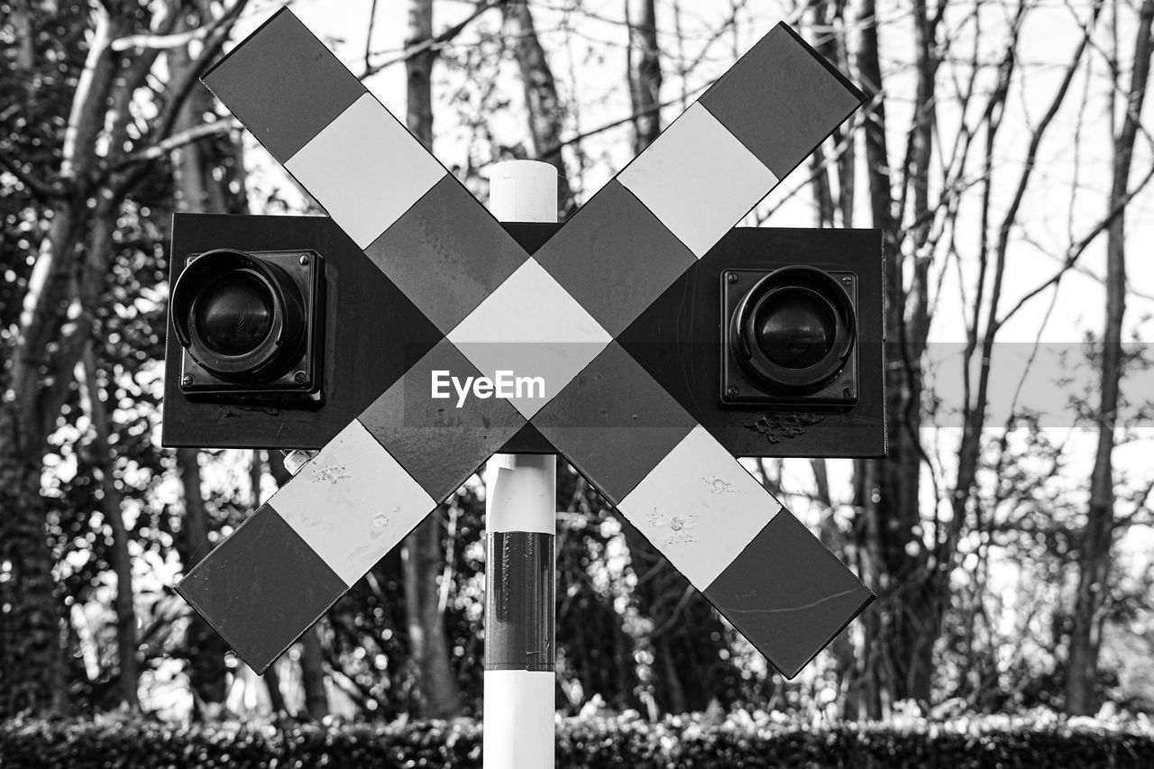 Low angle view of signalisation  crossing-sign 