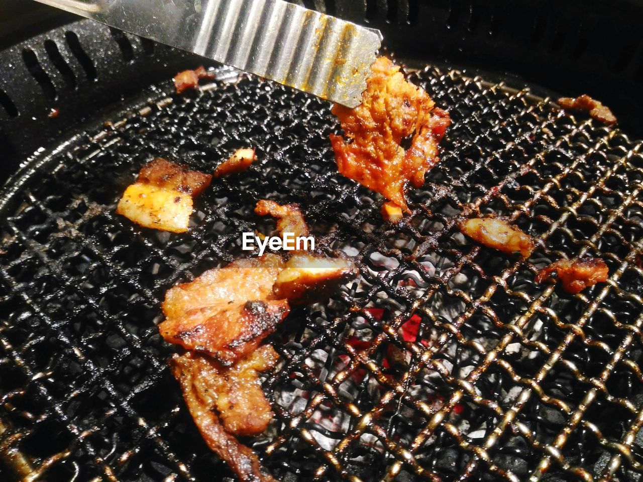 CLOSE-UP OF BARBECUE GRILL