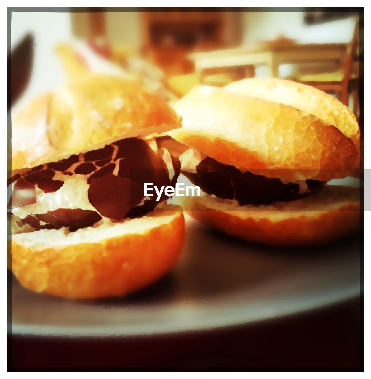 CLOSE-UP OF SWEET FOOD ON TABLE