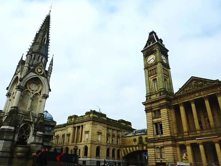 LOW ANGLE VIEW OF CLOCK TOWER AGAINST THE SKY