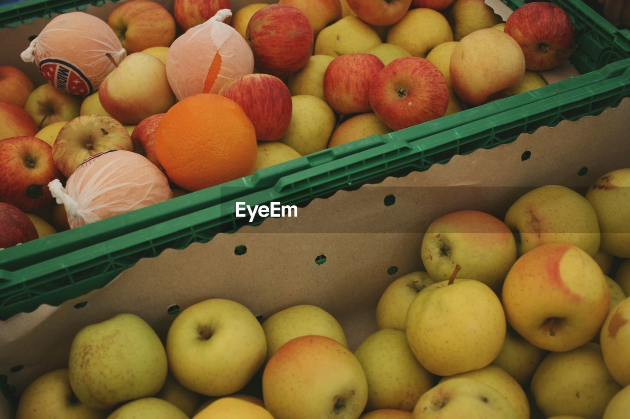 HIGH ANGLE VIEW OF APPLES FOR SALE AT MARKET