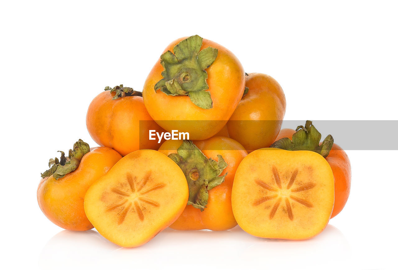 CLOSE-UP OF ORANGE FRUITS