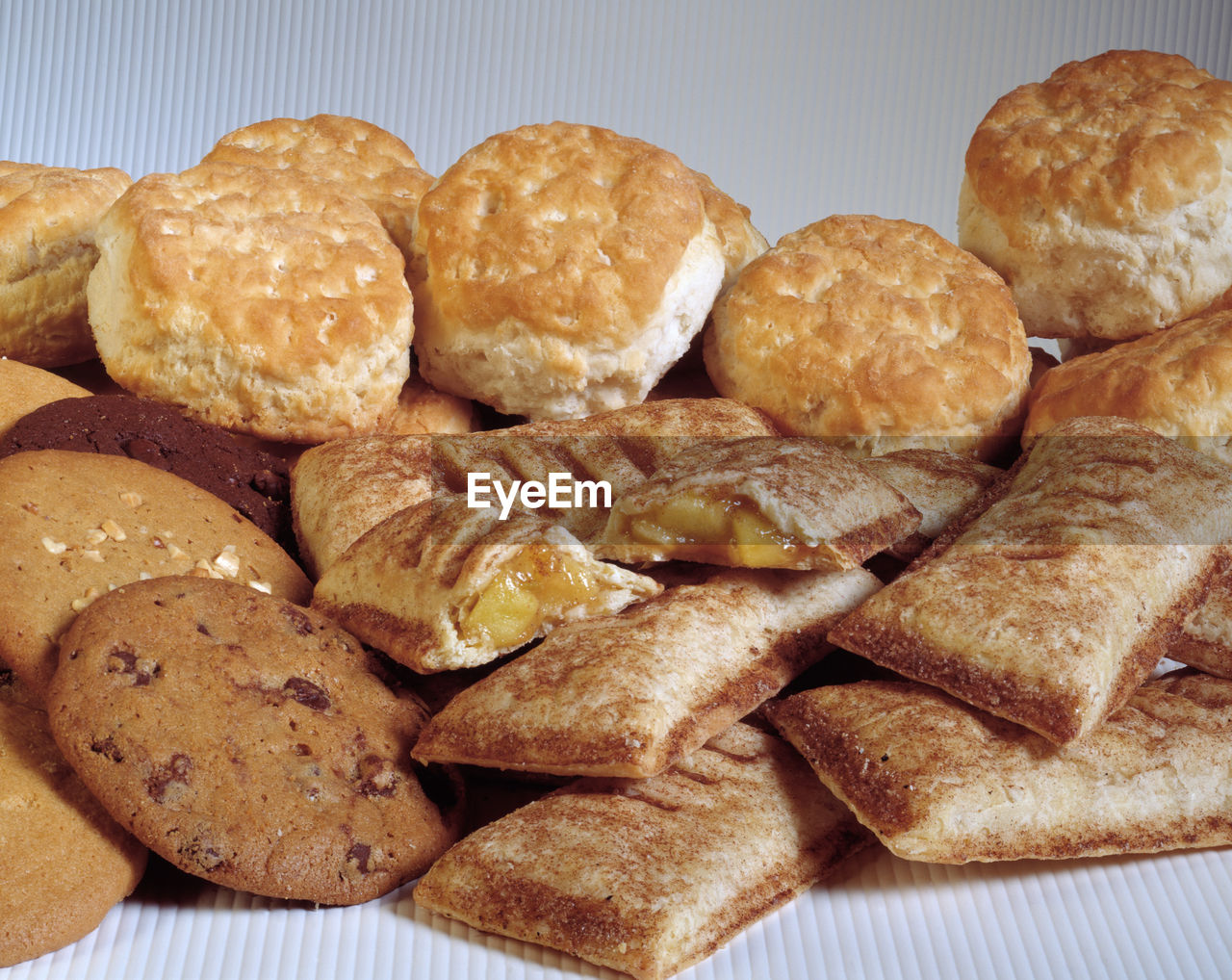 HIGH ANGLE VIEW OF FRESH BREAKFAST ON TABLE