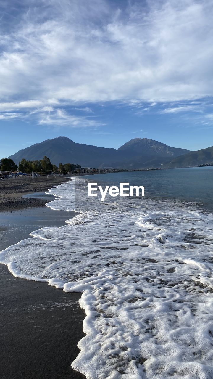 SCENIC VIEW OF SEA BY MOUNTAINS AGAINST SKY