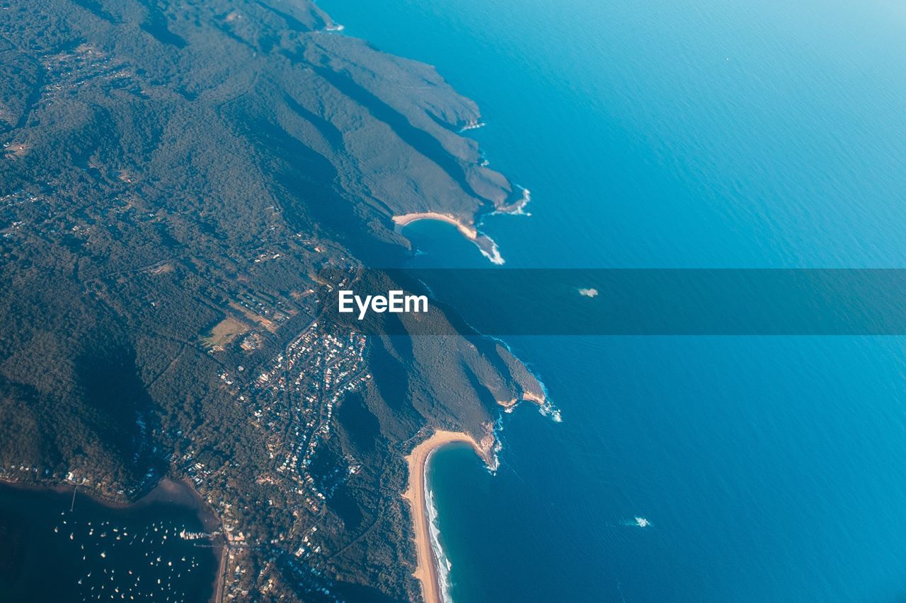 HIGH ANGLE VIEW OF SURF ON SEA