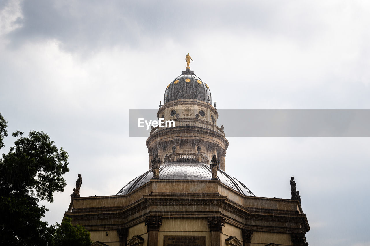 Heavy rain on gendarmenmarkt in deutscher dom in berlin mitte, germany