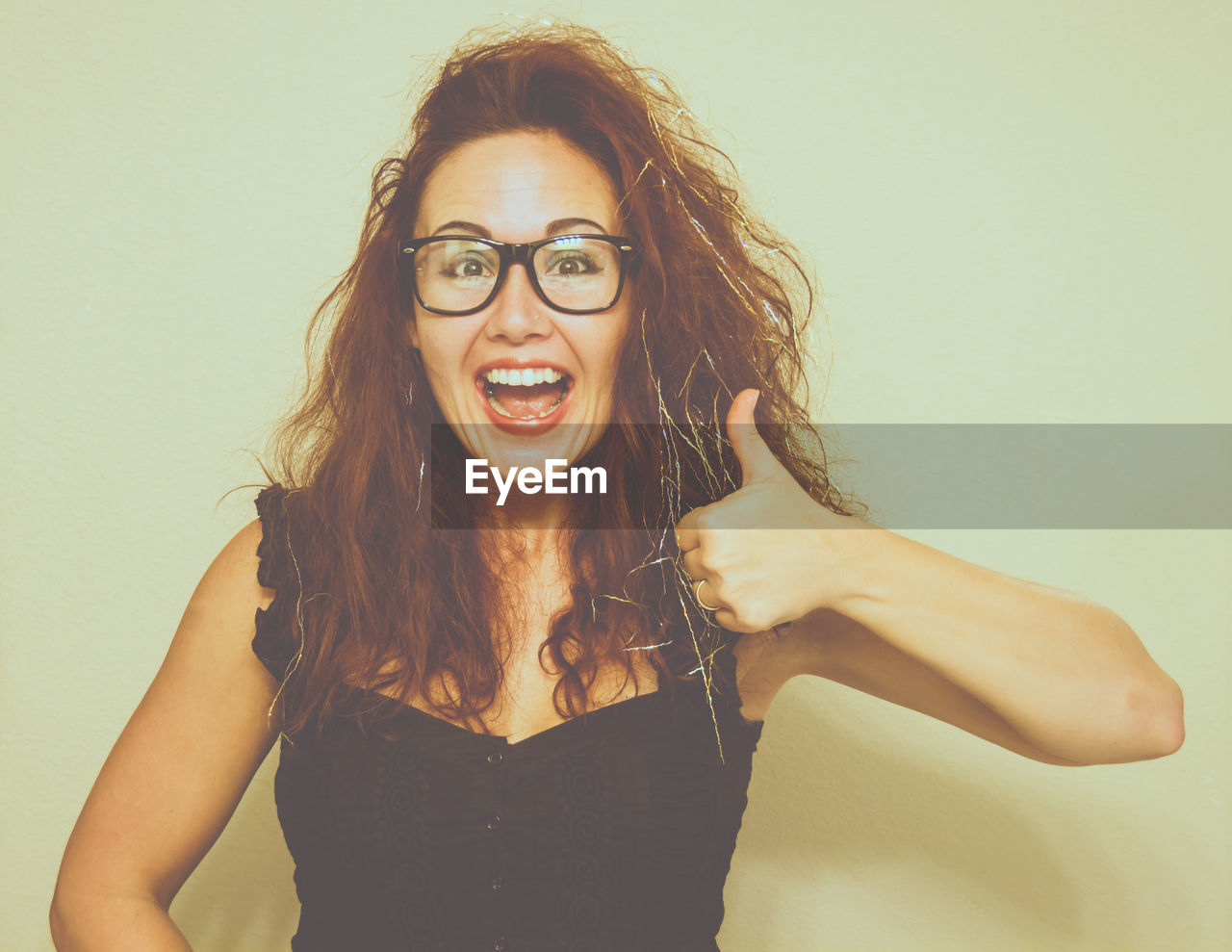 Portrait of smiling young woman wearing eyeglasses