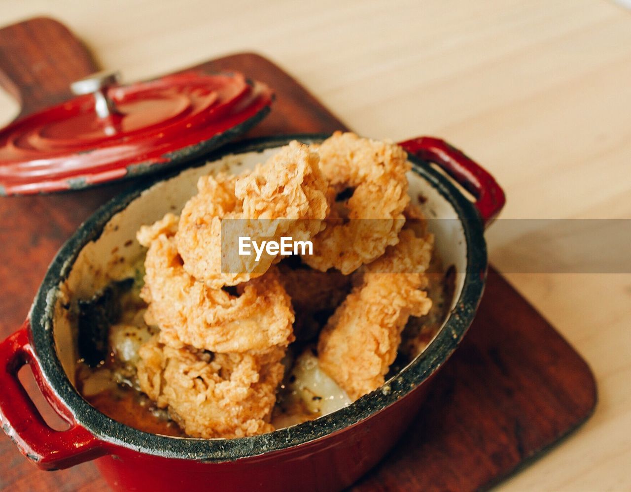 CLOSE-UP OF FOOD IN PLATE