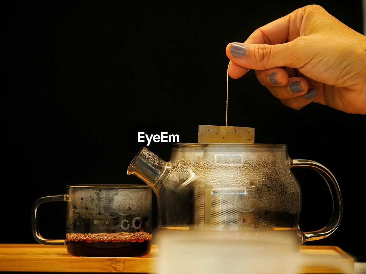 CROPPED IMAGE OF HAND HOLDING COFFEE CUP