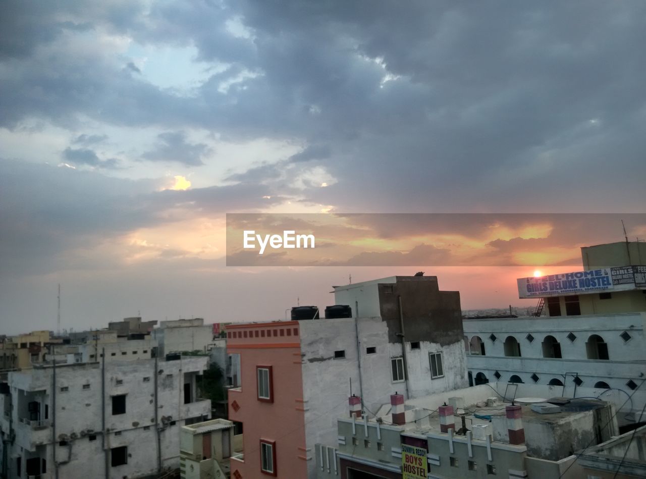 VIEW OF BUILDINGS AGAINST CLOUDY SKY