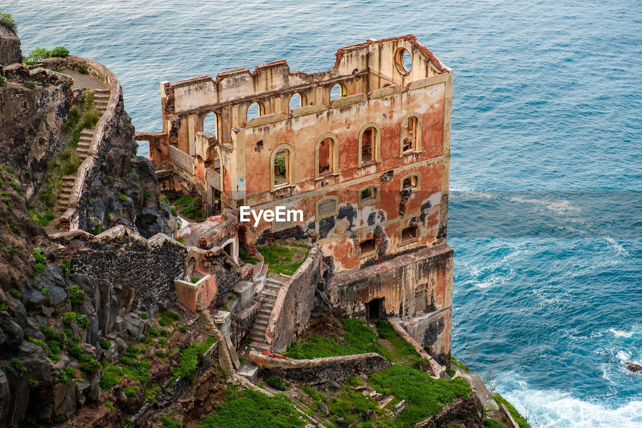 HIGH ANGLE VIEW OF HISTORICAL BUILDING AT SEASIDE