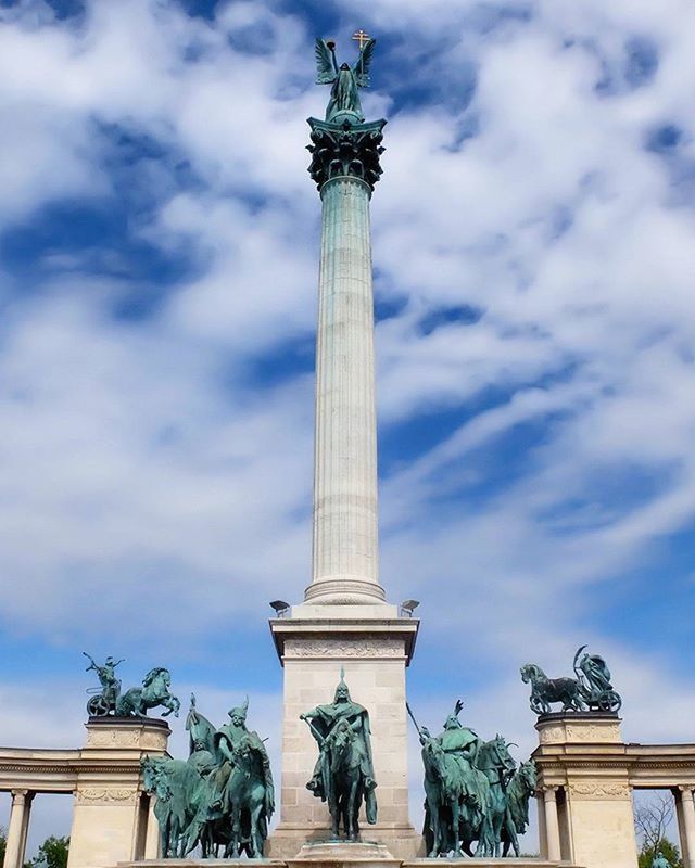 LOW ANGLE VIEW OF STATUE AGAINST SKY