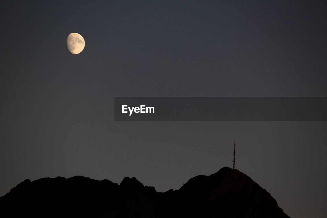 LOW ANGLE VIEW OF SILHOUETTE MOUNTAIN AGAINST CLEAR SKY