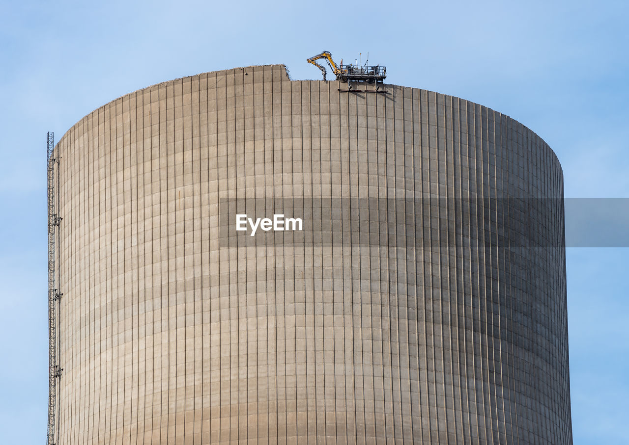 LOW ANGLE VIEW OF WATER TOWER AGAINST SKY