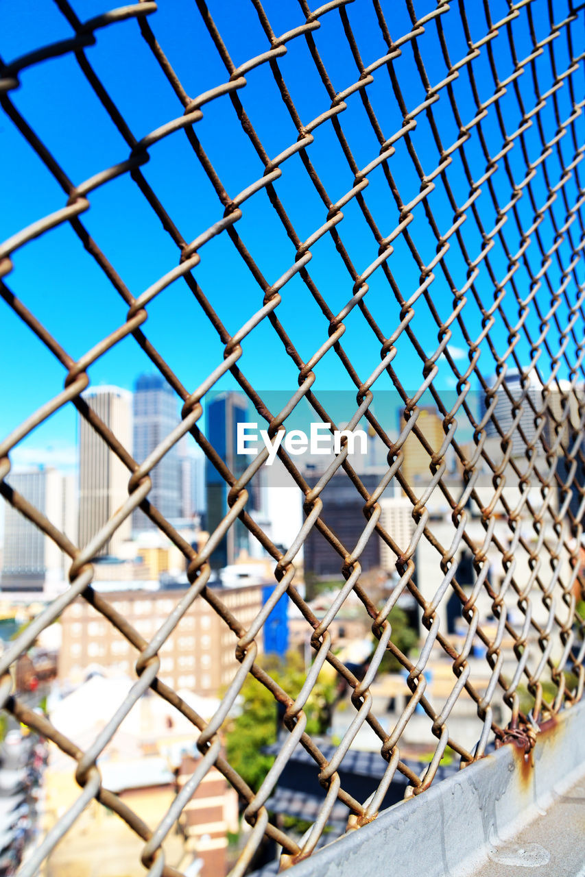 CLOSE-UP OF CHAINLINK FENCE