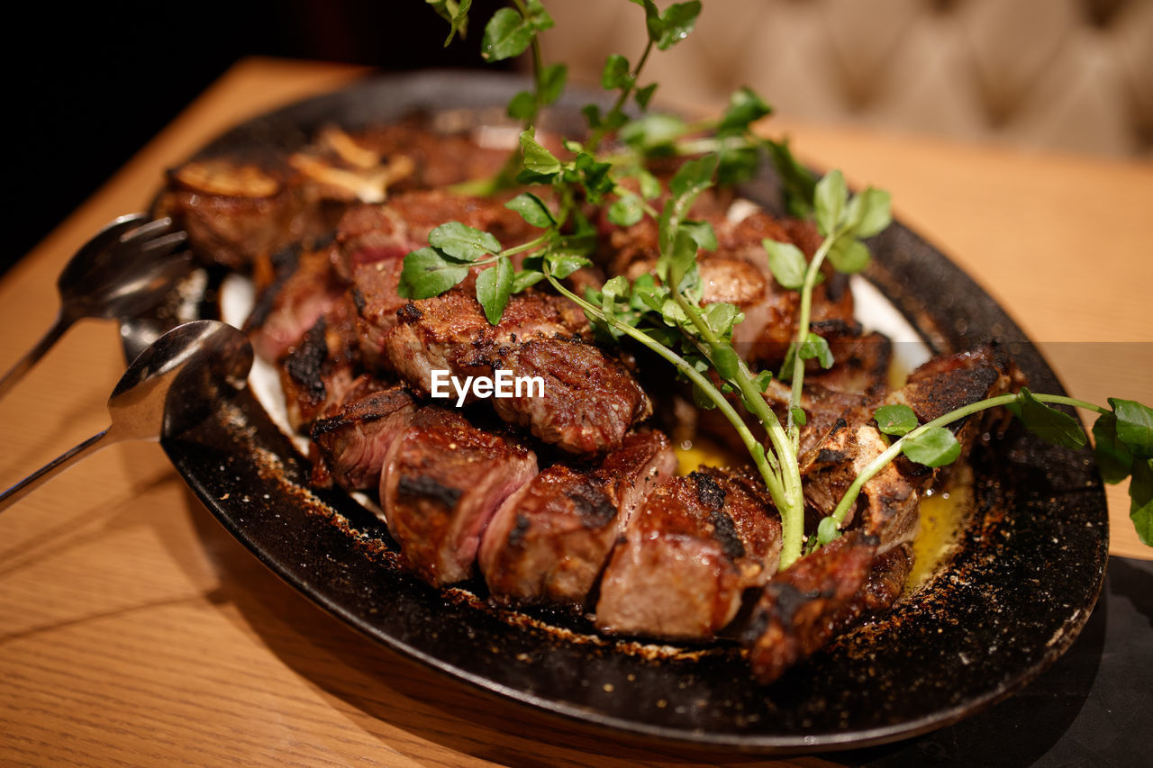 CLOSE-UP OF FOOD IN PLATE