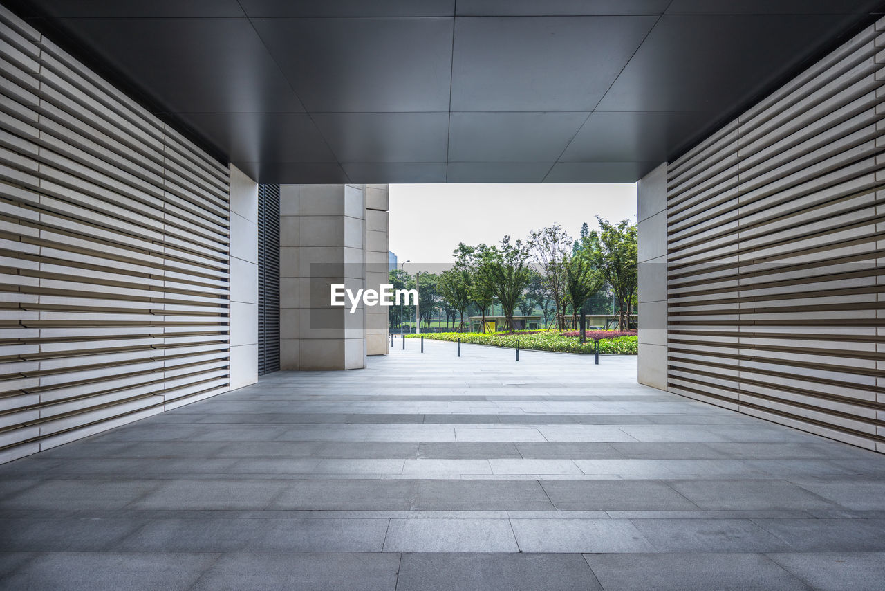 VIEW OF EMPTY CORRIDOR OF BUILDING