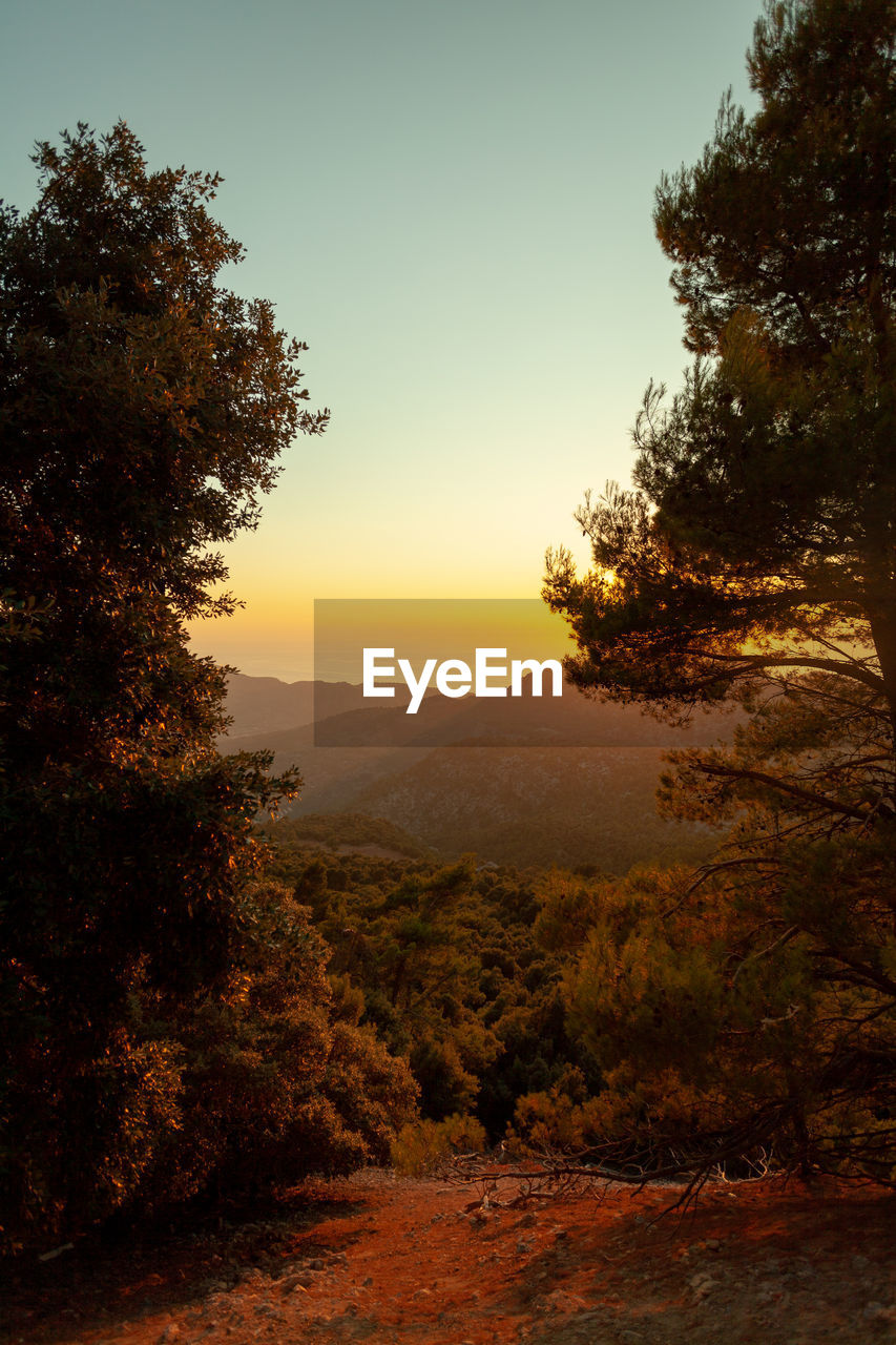 SCENIC VIEW OF MOUNTAINS AGAINST CLEAR SKY DURING SUNSET