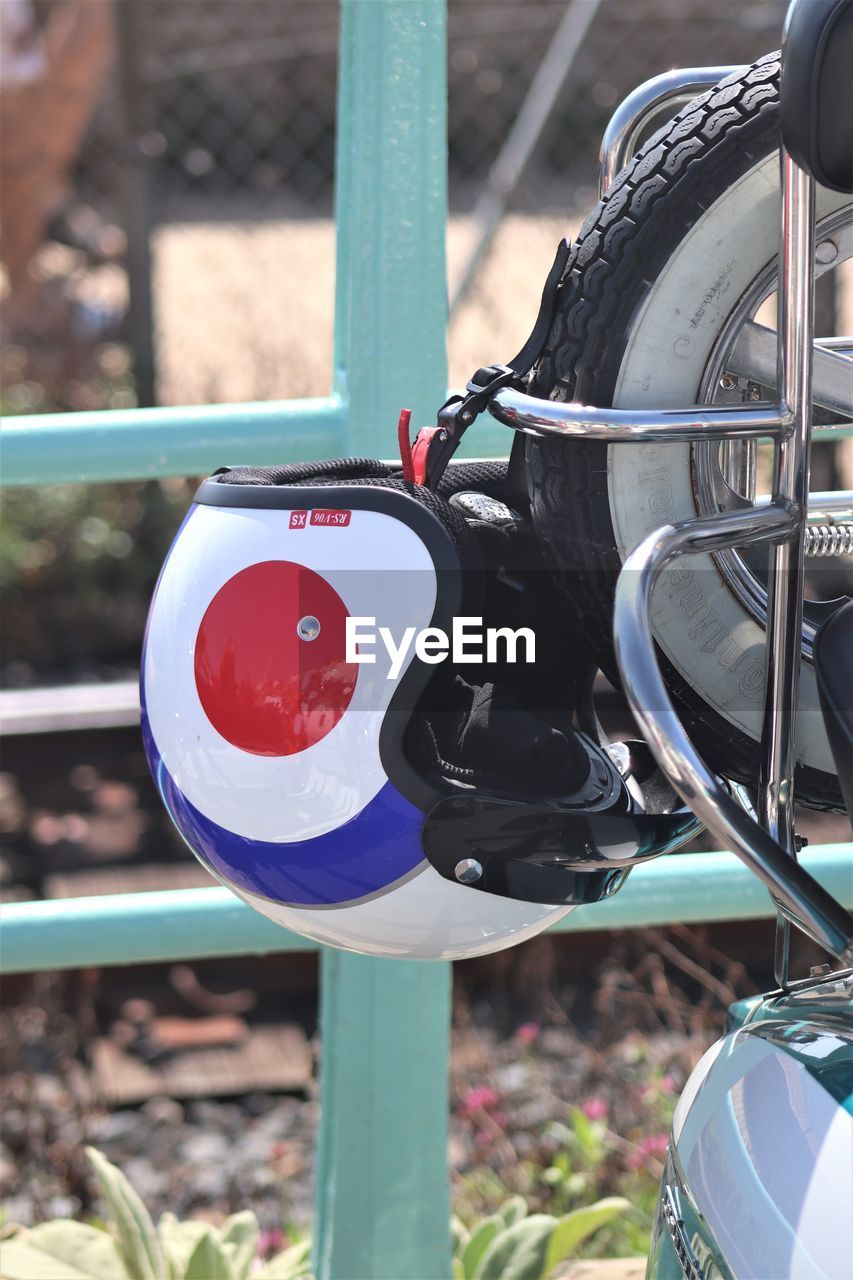HIGH ANGLE VIEW OF BICYCLE ON METAL