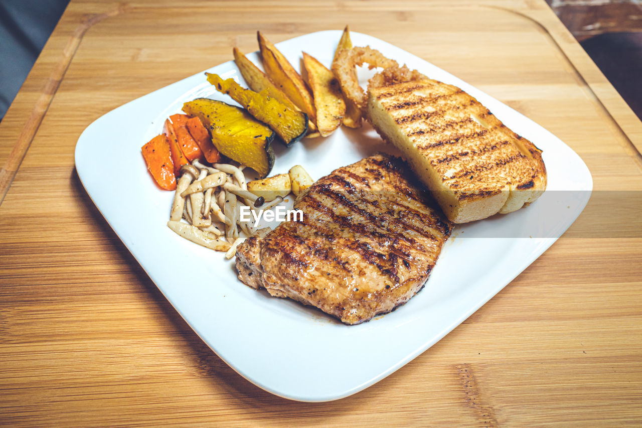 HIGH ANGLE VIEW OF FOOD ON PLATE