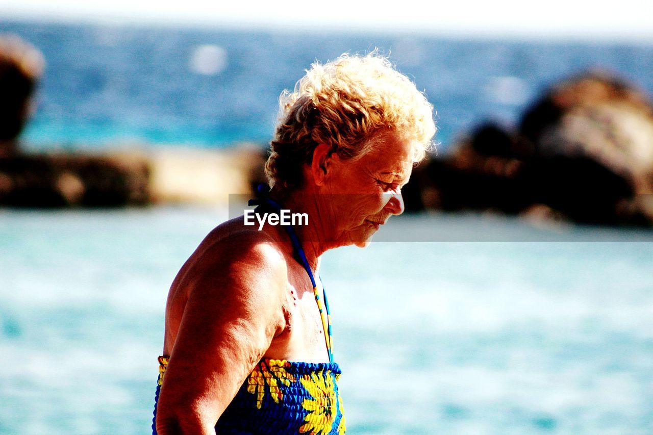 MAN WEARING SUNGLASSES AT BEACH