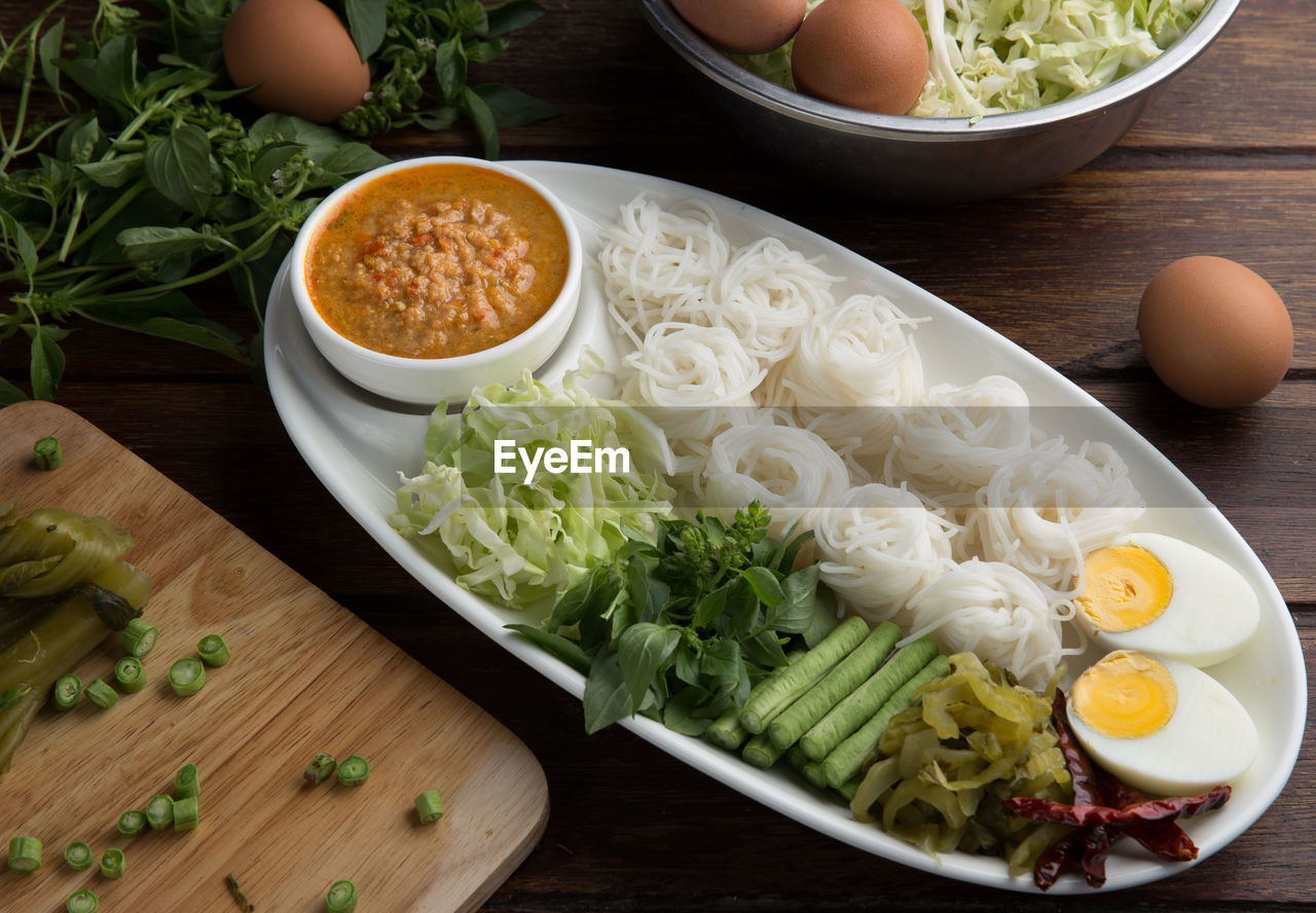 HIGH ANGLE VIEW OF VEGETABLES IN BOWL