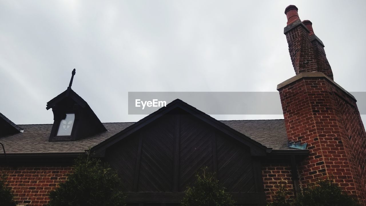 LOW ANGLE VIEW OF BUILDING AND TOWER AGAINST SKY