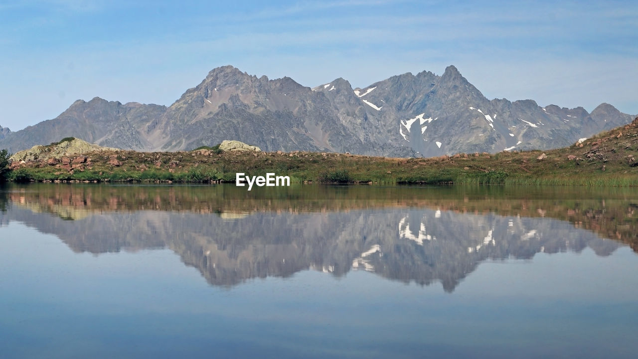 SCENIC VIEW OF LAKE AGAINST MOUNTAINS