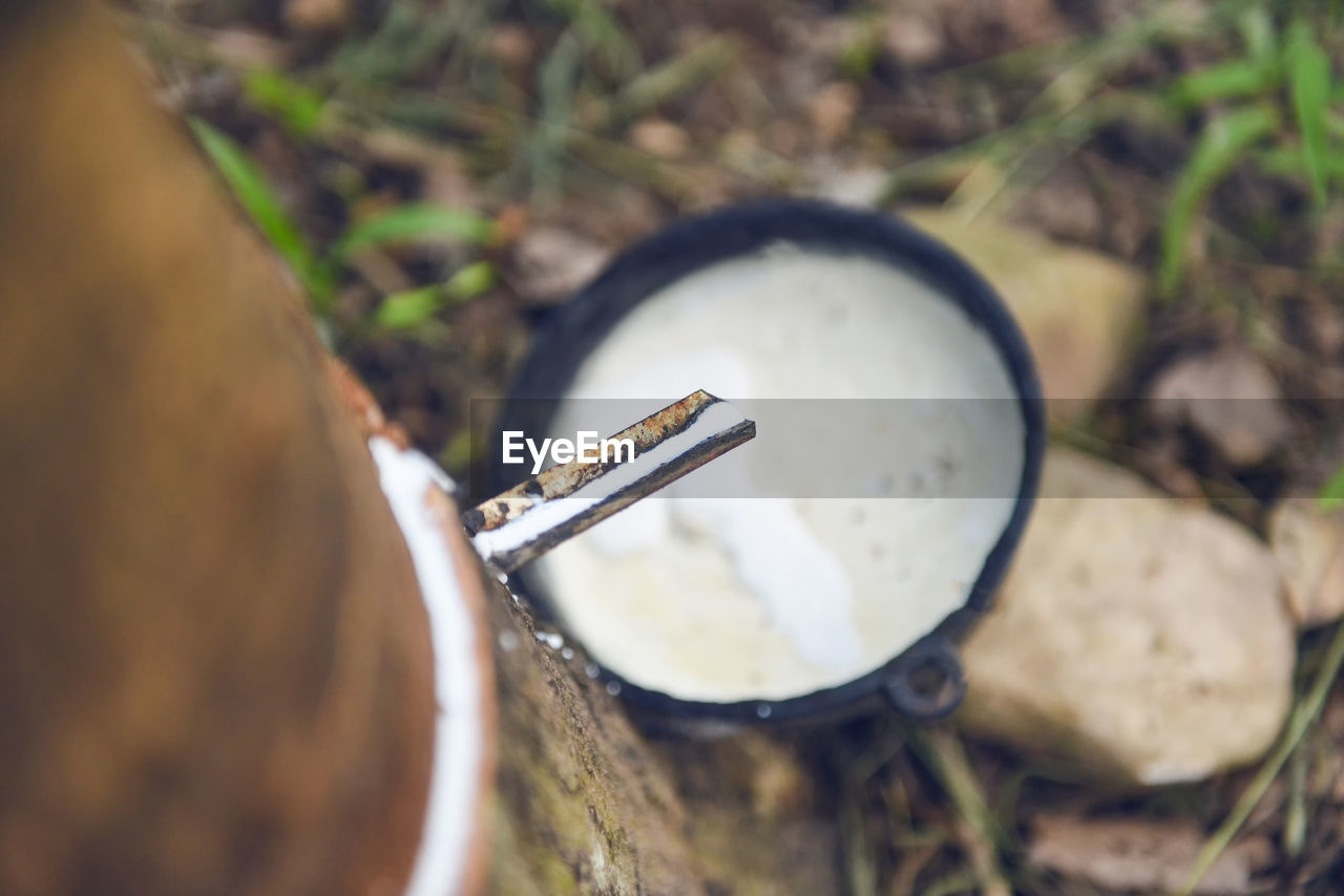 HIGH ANGLE VIEW OF COFFEE ON TABLE IN FIELD