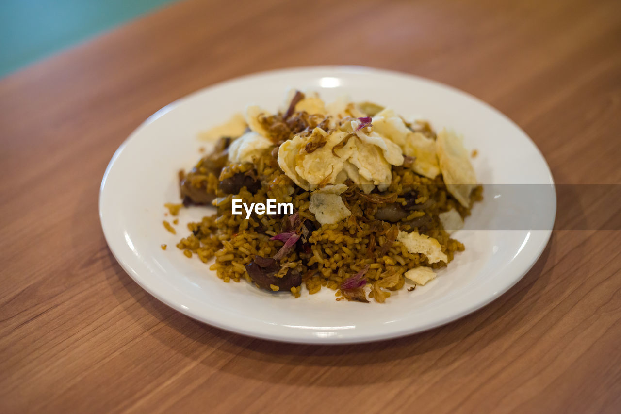 HIGH ANGLE VIEW OF MEAL SERVED IN BOWL