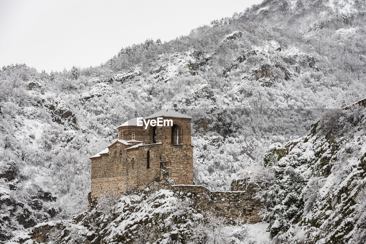 SCENIC VIEW OF OLD BUILDING AGAINST SKY