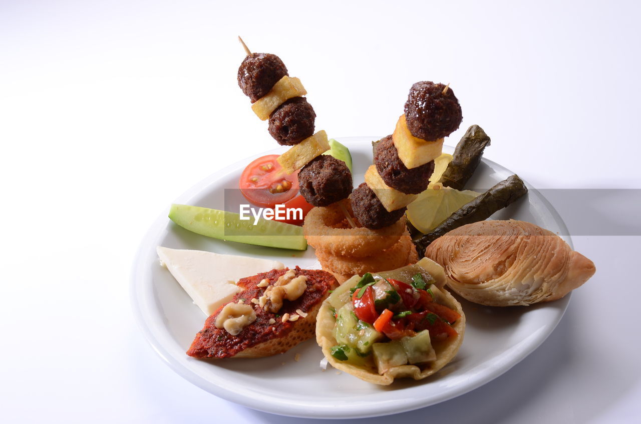 HIGH ANGLE VIEW OF BREAKFAST ON TABLE AGAINST WHITE BACKGROUND