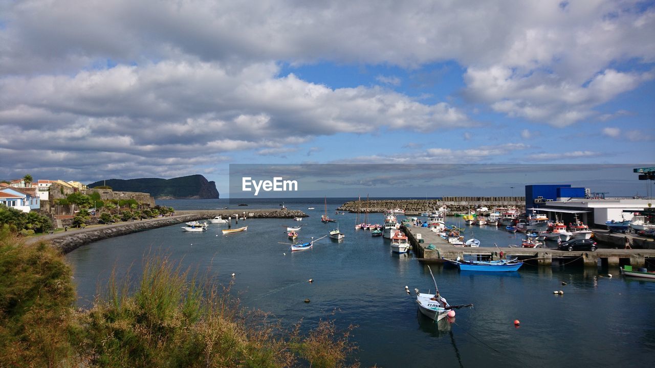 HIGH ANGLE VIEW OF HARBOR BY BUILDINGS IN CITY