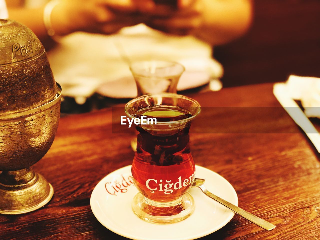 CLOSE-UP OF TEA ON TABLE