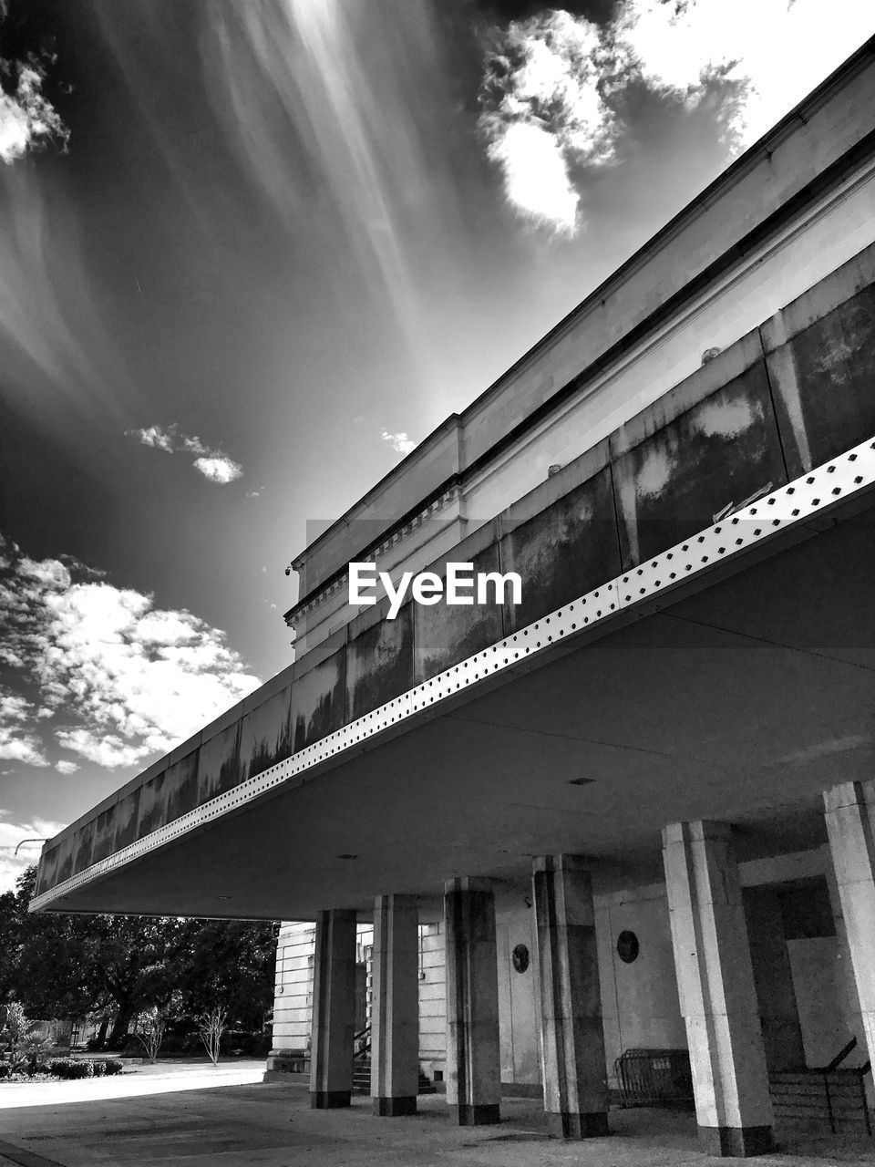 LOW ANGLE VIEW OF BUILDING AGAINST SKY IN CITY