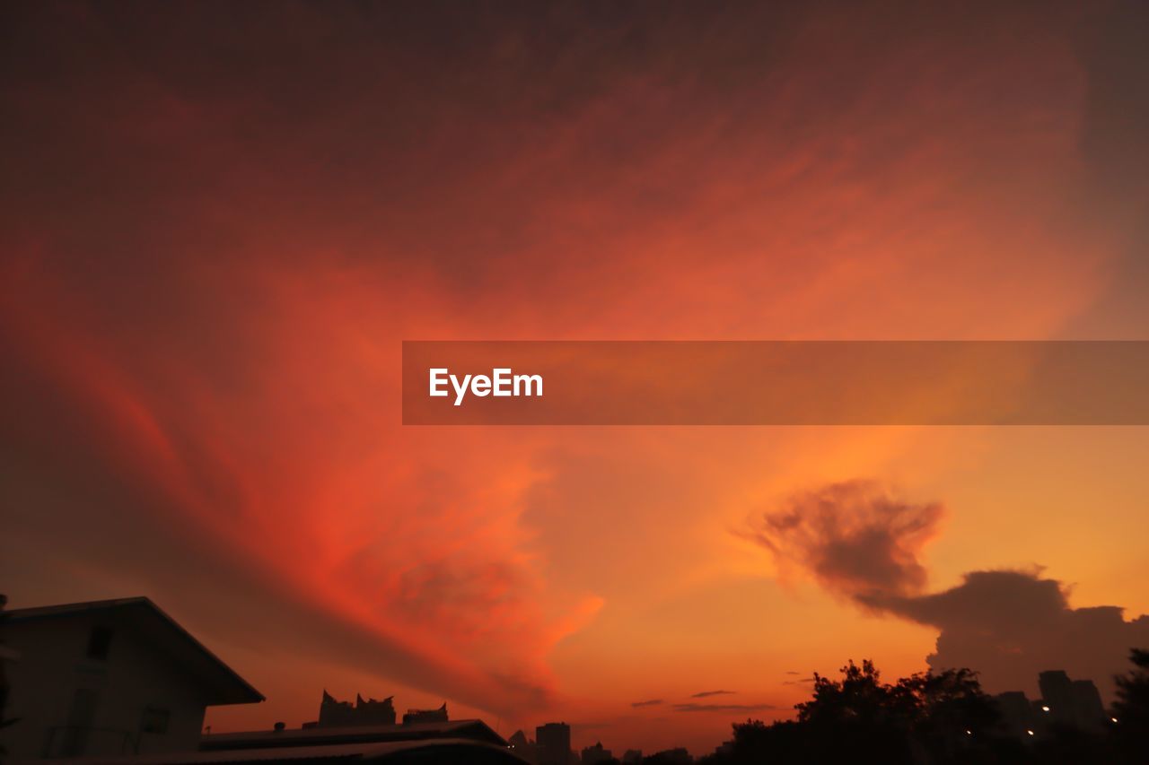 LOW ANGLE VIEW OF SILHOUETTE BUILDINGS AGAINST SKY AT SUNSET