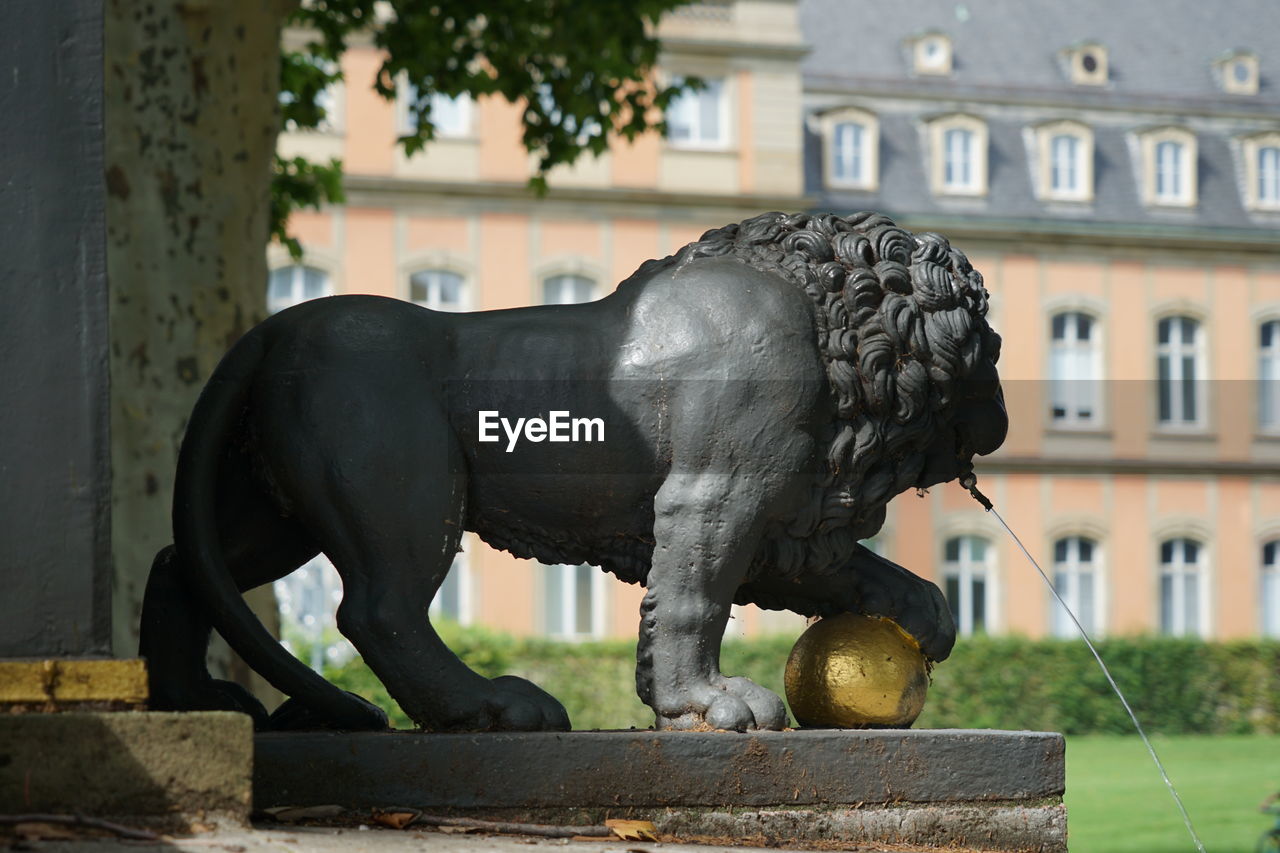 Wasserspeier in form eines löwen vor der rückfront vom neuen schloss in stuttgart