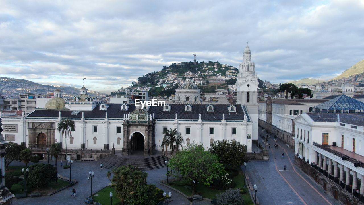 HIGH ANGLE VIEW OF TOWNSCAPE AGAINST SKY IN CITY