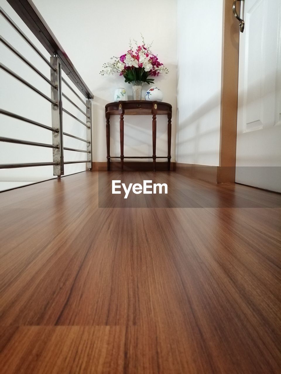 EMPTY CHAIR ON HARDWOOD FLOOR IN HOME