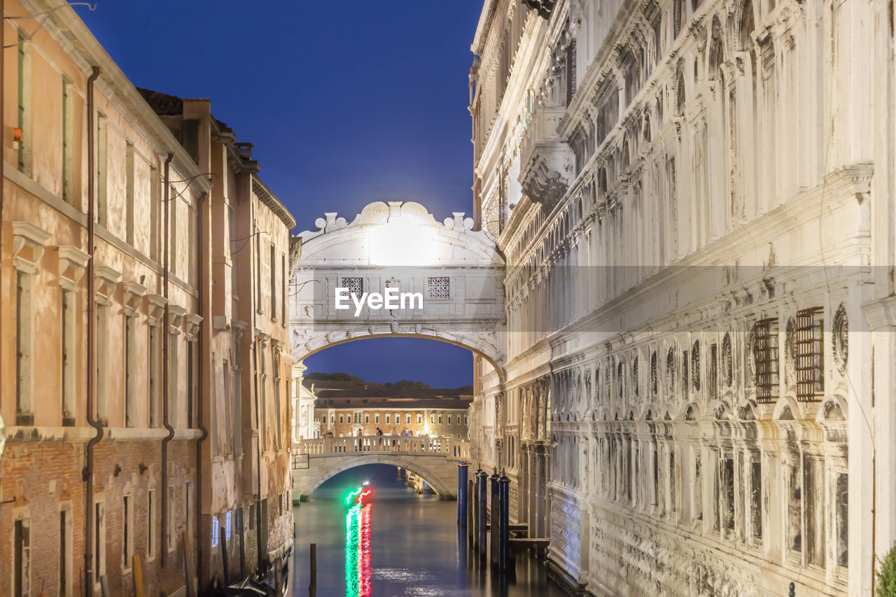 Night view to bridge of sights, the former prison of doges palace, venice