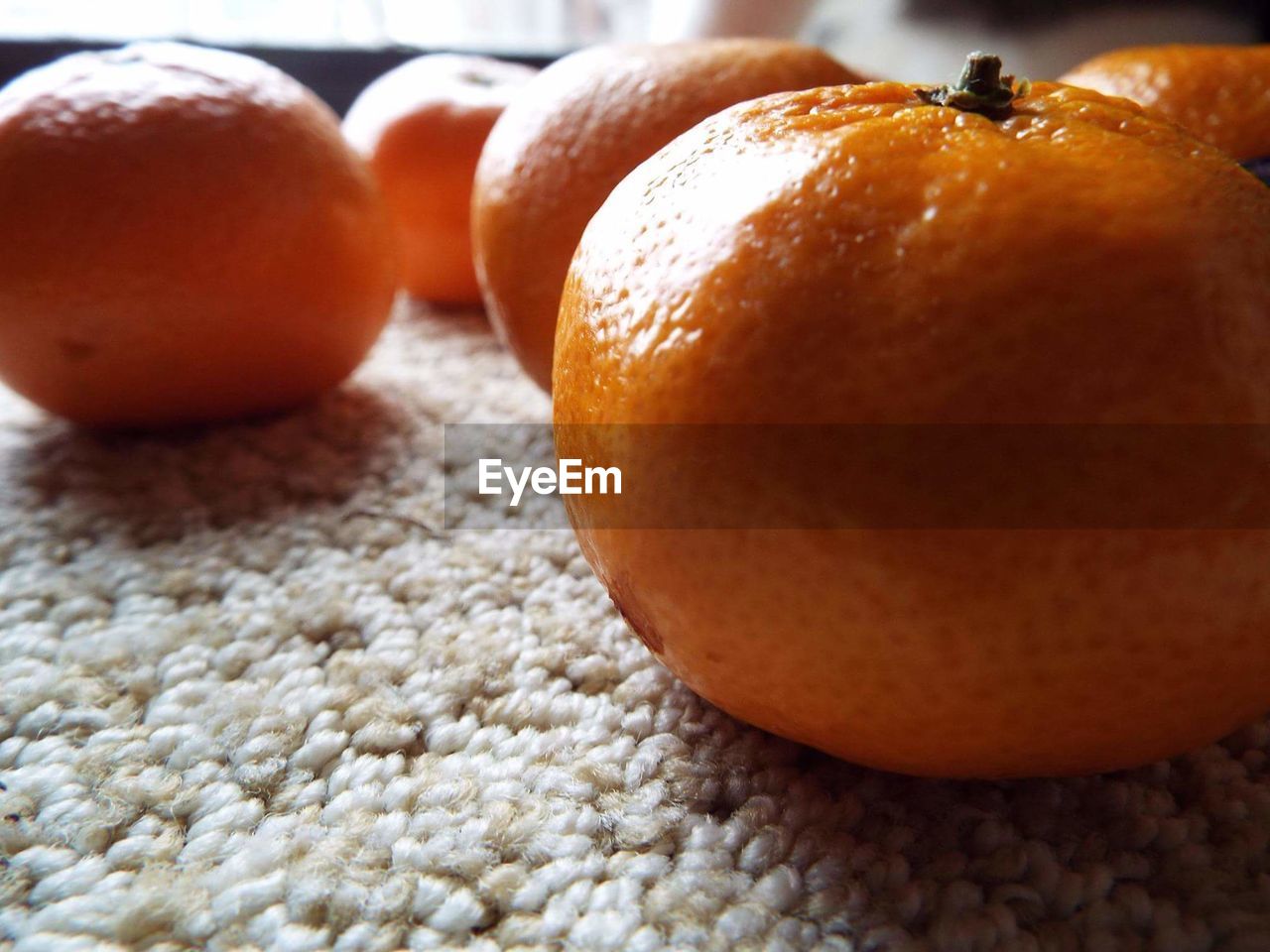 CLOSE-UP OF ORANGE FRUIT ON PLATE