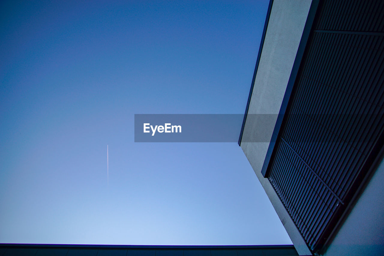 LOW ANGLE VIEW OF BUILDINGS AGAINST BLUE SKY