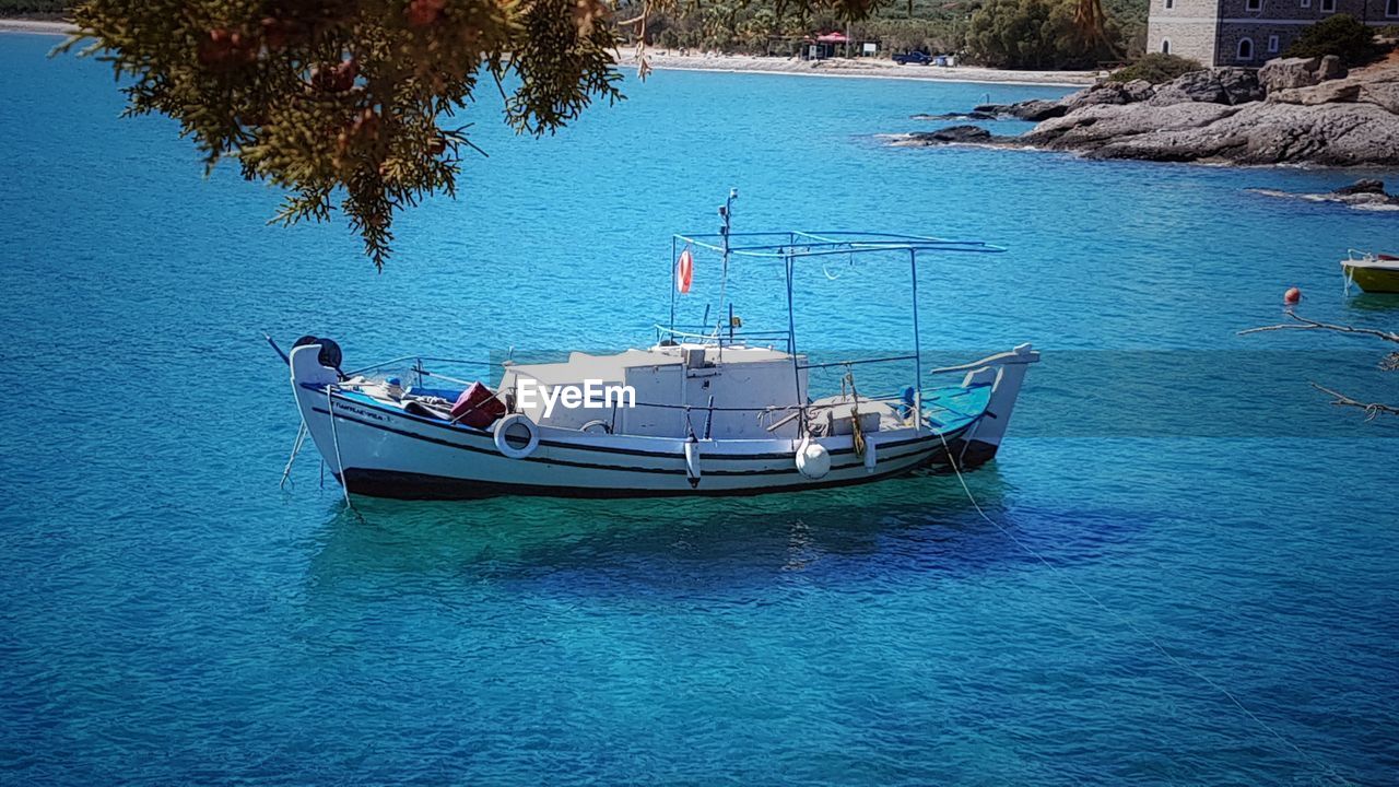 BOATS IN SEA AGAINST SKY