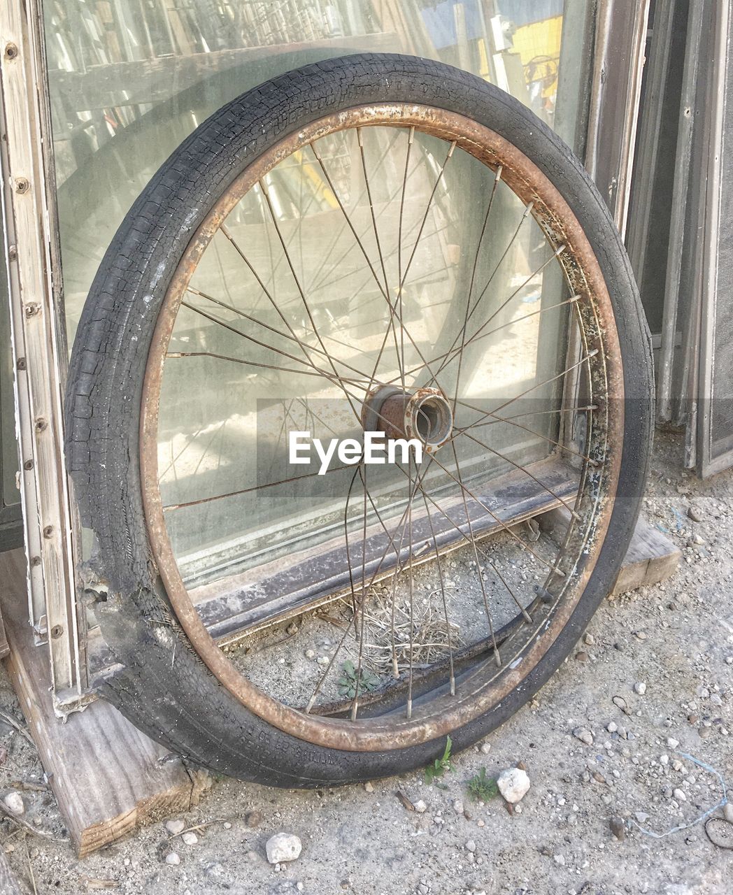 CLOSE-UP OF BICYCLE WHEEL WITH TIRE