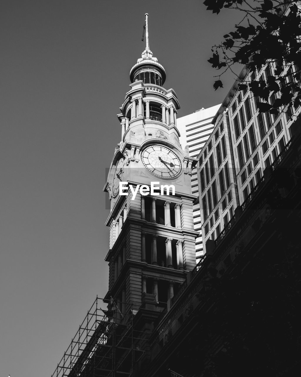 LOW ANGLE VIEW OF BUILDINGS AGAINST SKY